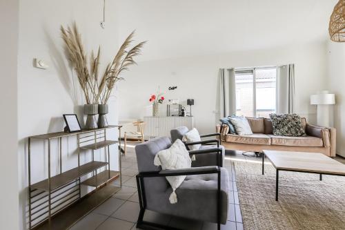 a living room with two chairs and a couch at Zilt vakantiehuisje - Rekerlanden 283 in Schoorldam