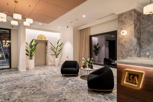 a lobby with two chairs and a reception desk at ASA Molina Plaza in Molina de Segura