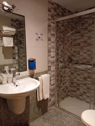 a bathroom with a sink and a shower at El Ancla Ponferrada in Ponferrada