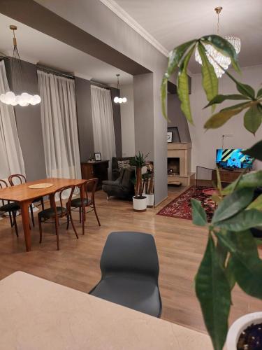 a living room with a table and a dining room at Mikado lounge in Itʼkhvisi