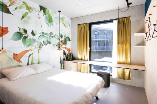 ein Schlafzimmer mit einem Bett und einem großen Fenster in der Unterkunft MOLOKO at de Melkhal - just a room - digital key by SMS in Enschede
