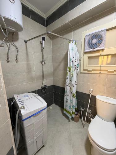 a small bathroom with a toilet and a window at Siwa Star Rooms in Siwa