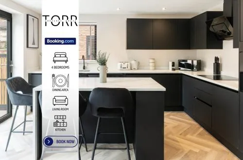 Luxury 4BDR House By Torr Property Group Contractors Accommodation With Free Gated Secure Parking & Private Patio Garden Liverpool photo 1
