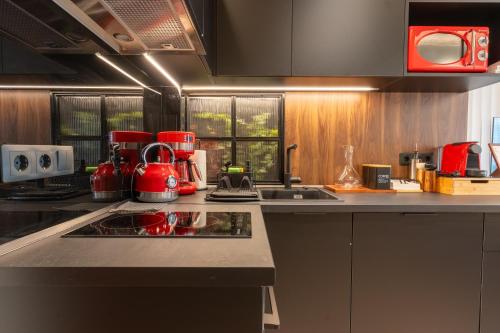 Modern 1BR - Sunny Balcony -Central Pagrati