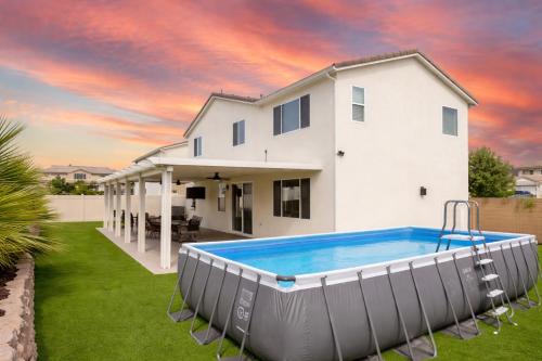 a house with a swimming pool in the yard at Windridge Manor - Wine Country Retreat with 6 Beds, Garden, Pool, Games & BBQ in Winchester