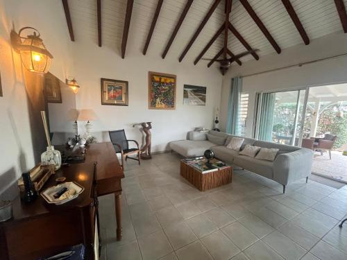 LEN'HOUSE tesisinde bir oturma alanı