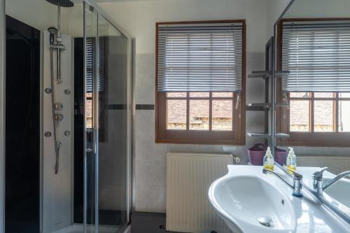 Bathroom sa La Douime