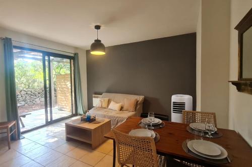 Mini villa avec piscine mer à pied wifi clim dans résidence