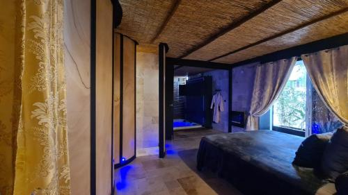 En eller flere senge i et værelse på Royale Suite Spa
