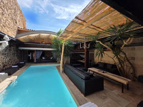 Swimmingpoolen hos eller tæt på Royale Suite Spa