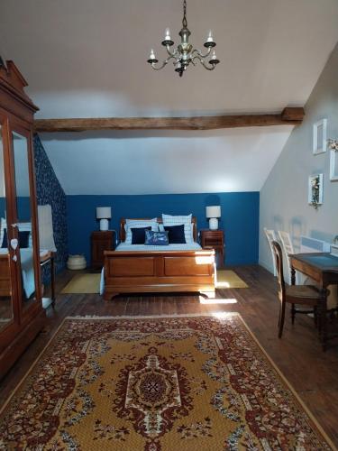 a bedroom with a bed and a blue wall at Sharecroppers Cottage with Swimming Pool in Pagéas