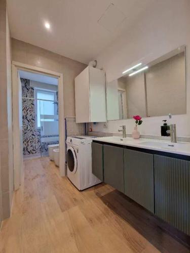 a kitchen with a sink and a washing machine at Dolce 2 bedrooms Apartment Milano 2mins to Rho Fiera & 25mins to Duomo Centre & 100m to Metro in Pero