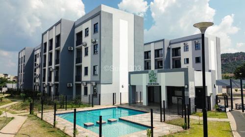 Piscina a Suite 303 o a prop