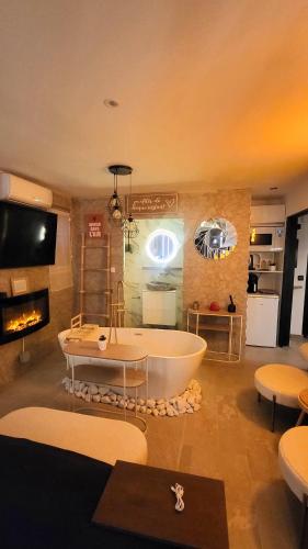 CANNES Suite Love room luxe avec Baignoire, Piscine bord de Mer
