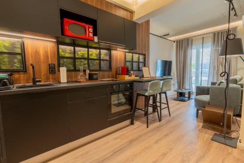 Stylish Apartment-Large Sunny Balcony-Central Pagrati