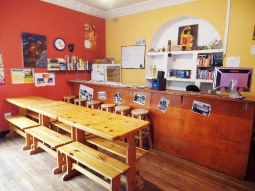 Hostel Revolution Quito tesisinde bir restoran veya yemek mekanı