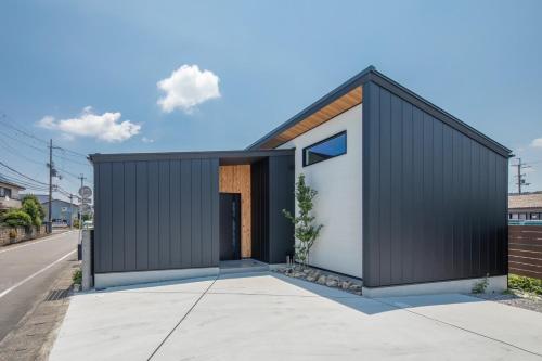 a house with a black and white exterior at 暁の宿 in Koka