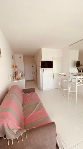 Studio 50 m du port et 200 m de la plage