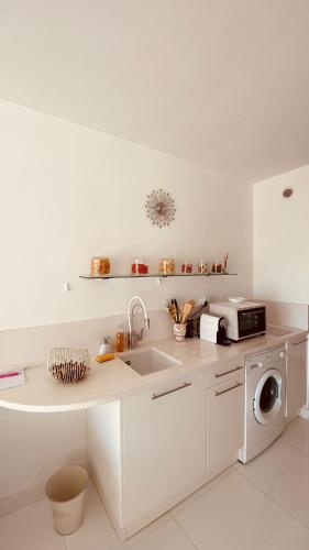 Studio 50 m du port et 200 m de la plage