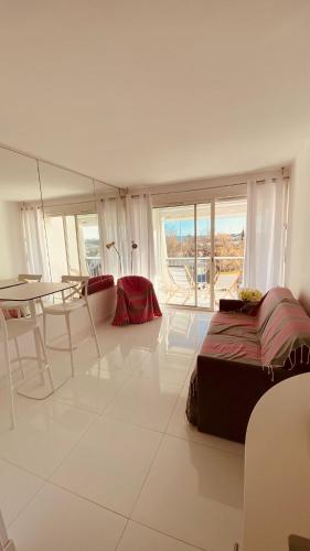Studio 50 m du port et 200 m de la plage