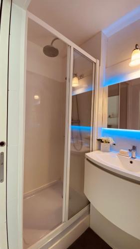 Studio 50 m du port et 200 m de la plage