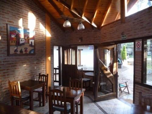 un restaurante con mesas y sillas y una pared de ladrillo en La Pinocha en Costa del Este