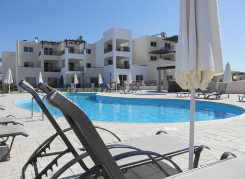 2 Bed apartment with huge balcony overlooking pool