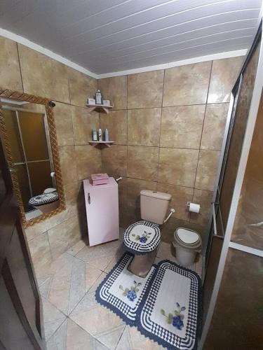 a small bathroom with a toilet and a sink at Recanto Romig in Pomerode