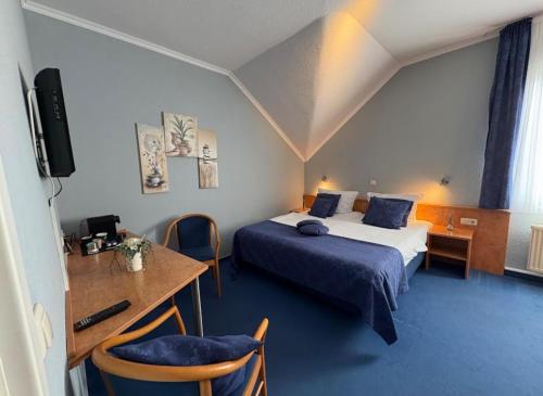 a hotel room with a bed and a table and a desk at Nassauer Hof Wiesbaden-Schierstein in Wiesbaden