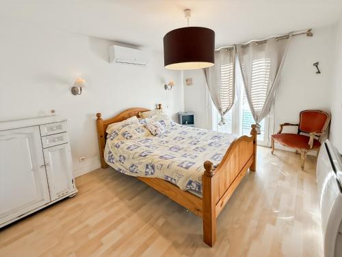 a bedroom with a bed and a desk and a chair at Maison 4 ch, véranda, proche commodités, Aurillac in Aurillac