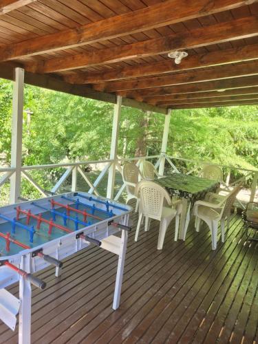 a picnic table and chairs on a deck at Cabaña bruji in Tigre