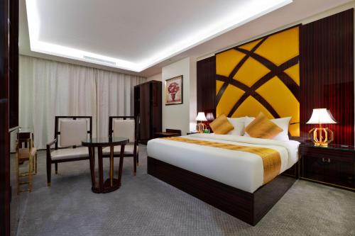 a hotel room with a large bed and a desk at Golden Dream Hotel in Khamis Mushayt