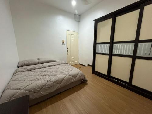 a bedroom with a large bed in a room at LIY Homestay in Gua Sai