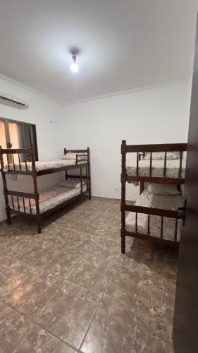 a room with two bunk beds in a room at JK Casa de Praia in Ilha Comprida