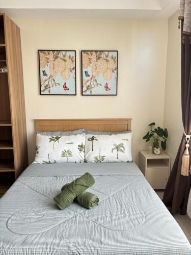 a bedroom with a bed with a towel on it at Mactan Plains Studio Unit in Punta Engaño