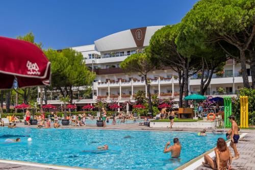 people in the swimming pool at a resort at Il Tridente Camping Village in Bibione