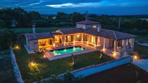 Modern Istrian Villa Lere with Pool, BBQ Lounge & Activities in Šišan