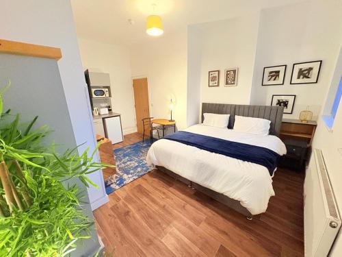 a bedroom with a bed and a desk in it at Stylish Studio flat 4,ensuite,Kitchennete,Wifi,Parking,Smart TV,Contractors,NHS,Families welcome in West Bromwich
