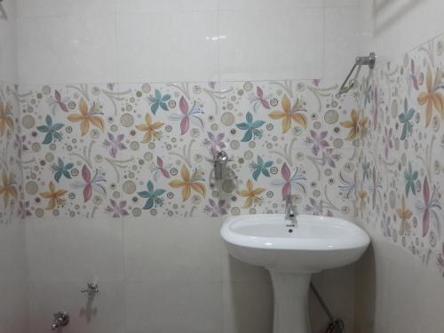 Bilik mandi di Hotel Holiday Era Opposite Railway Station