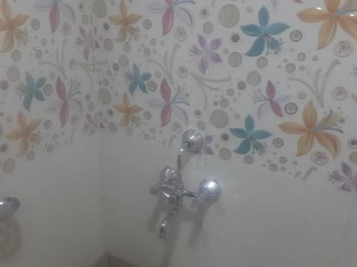 Bilik mandi di Hotel Holiday Era Opposite Railway Station