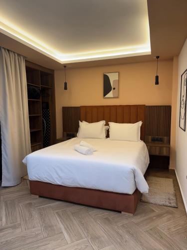 a bedroom with a large bed with white sheets at Centrico 10 Confort & Luxe au Centre in Tangier