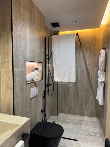 a bathroom with a black toilet and a shower at Centrico 10 Confort & Luxe au Centre in Tangier