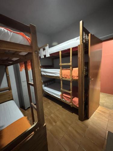 a room with two bunk beds in a room at Hostel do atleta in Belo Horizonte