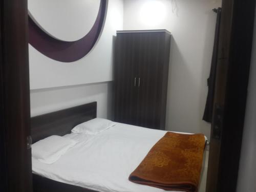 Katil atau katil-katil dalam bilik di Hotel Holiday Era Opposite Railway Station