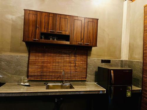 a kitchen counter with a sink and a microwave at Villa Stillrock in Dodanduwa