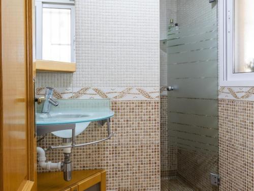 a bathroom with a sink and a shower at Winahost Villa Unión in Puebla de Vallbona