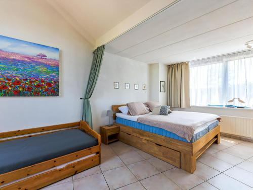 a bedroom with a bed and a painting on the wall at Park Brekkense Wiel 190 in Lemmer