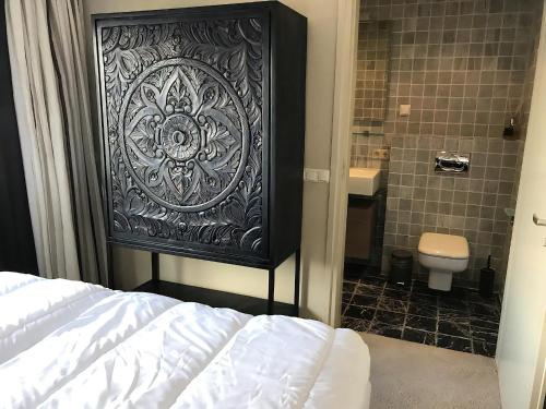 a bedroom with a large black cabinet in a bathroom at Aquaronde 073 in Lemmer