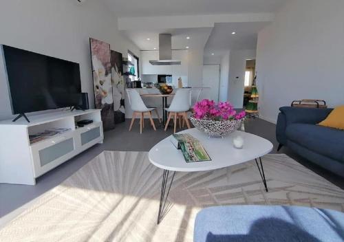 Apartment 2 bedrooms , centre of Alvor, open view and private parking