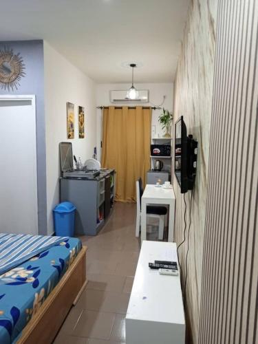 ein kleines Zimmer mit einem Bett und einer Küche in der Unterkunft La Résidence Vanessa in Pointe-Noire
